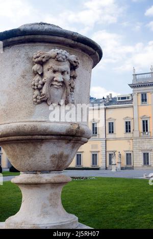 Como, Italie, novembre 2021 Sculpture dans le jardin de la villa de luxe Olmo dans la province de Côme, Italie, Lombardie sur les rives du lac de Côme. Banque D'Images