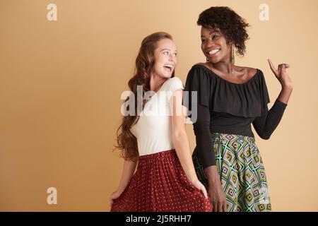 De jeunes amies joyeuses qui dansent ensemble sur leur chanson préférée Banque D'Images