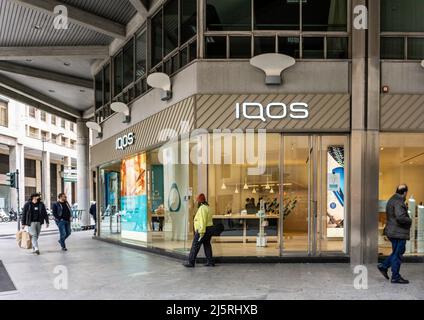 Un magasin IQOS à Palerme, Sicile, Italie. IQOS, une entreprise de Philip Morris, vend des produits de tabac chauffé Banque D'Images