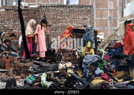 New Delhi, Delhi, Inde. 25th avril 2022. Les gens ramassant leurs restes après qu'un incendie massif éclate vers 04:00 PM dans la région de Dhobi Ghat de Jamia Nagar près de Batla House, quatre animaux domestiques et des rickshaws ont également été brûlés dans l'incendie, aucune blessure signalée le 25 avril 2022 à New Delhi, en Inde. Les pompiers ont été dépêchés sur place pour éteindre le feu. (Credit image: © Mohsin Javed/Pacific Press via ZUMA Press Wire) Banque D'Images