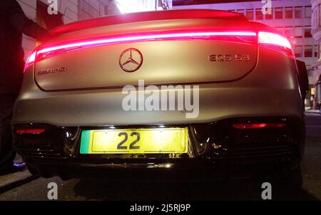 Un tout nouveau tapis électrique noir Mercedes a été garé à l'extérieur d'un restaurant à mayfair le prix pour cette voiture est de £200 000 qui est seulement électrique. Il est rapide mais très lourd et il ne va pas tout aussi bien. C'est un AMG modèle EQS 53 et si vous avez £200 000 livres lance ou plus vous devriez obtenir un . La seule voiture comme celle en Angleterre à l'heure actuelle 20/4/2022 blitz images Banque D'Images