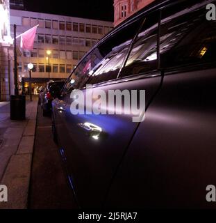 Un tout nouveau tapis électrique noir Mercedes a été garé à l'extérieur d'un restaurant à mayfair le prix pour cette voiture est de £200 000 qui est seulement électrique. Il est rapide mais très lourd et il ne va pas tout aussi bien. C'est un AMG modèle EQS 53 et si vous avez £200 000 livres lance ou plus vous devriez obtenir un . La seule voiture comme celle en Angleterre à l'heure actuelle 20/4/2022 blitz images Banque D'Images