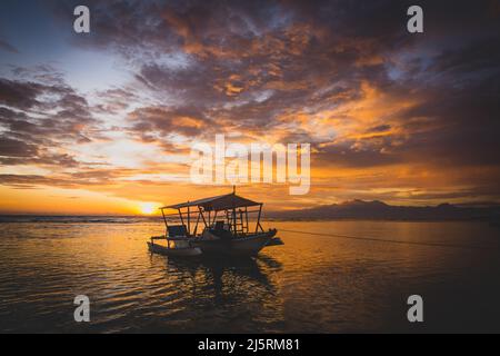 Coucher de soleil sur la plage sur l'île de Siquijor, Philippines - 16.11.2019 Banque D'Images