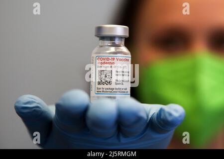 22 avril 2022, Londres, Royaume-Uni : un agent de santé tient un flacon contenant le vaccin Moderna COVID-19 dans une clinique de vaccination. (Image de crédit : © Dinendra Haria/SOPA Images via ZUMA Press Wire) Banque D'Images