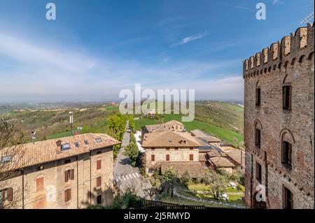 Belle vue de haut sur l'ancien village de Tabiano château, Parme, Italie Banque D'Images