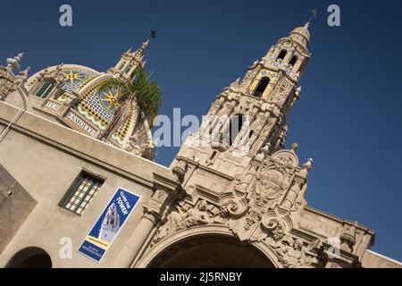 Le haut de l'entrée du parc Balboa avec la Tour de Californie et le dôme de la chapelle Saint Francis en arrière-plan, San Diego Banque D'Images