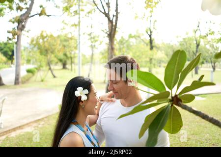 Couple nouvellement marié regardant les uns les autres dans un parc Banque D'Images