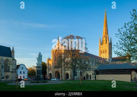 Coucher de soleil à la cathédrale de Norwich, Norfolk, Angleterre. Banque D'Images