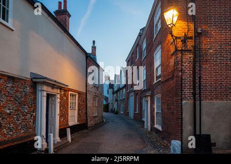 La nuit tombe sur Hook's Walk dans le centre historique de Norwich, Norfolk, Angleterre. Banque D'Images