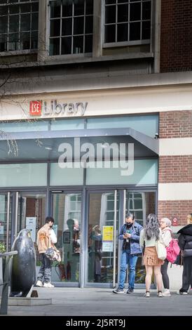 Étudiants à l'extérieur de la bibliothèque de la London School of Economics and Political Science, université de Londres, Angleterre. Banque D'Images