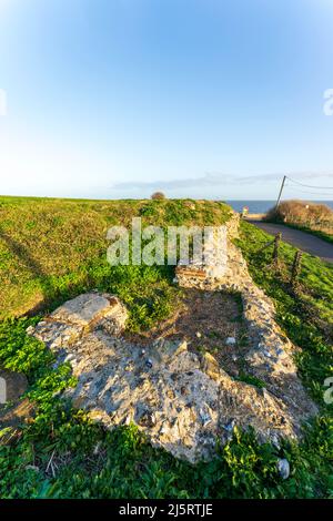 Les fondations d'une petite tour sur le site de la porte est du mur est du fort romain de Reculver, qui gardait la côte saxonne anglaise. Banque D'Images