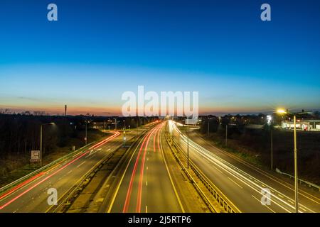 Vue de nuit à grand angle le long de l'anglais A299, Thanet Way, une route à deux voies reliant Thanet à la M2 et Londres. Mouvements flous des pistes lumineuses de la voiture. Banque D'Images