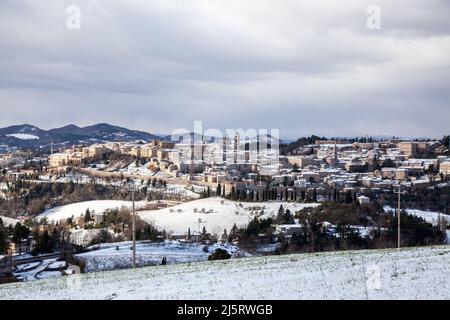 Vue sur la ville médiévale d'Urbino Banque D'Images