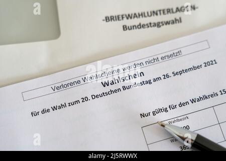 Documents pour le vote postal pour l'élection du Bundestag 2021 en Allemagne. Vote d'un parti politique pour le gouvernement. Le bulletin de vote. Banque D'Images