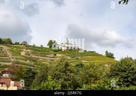 Célèbre restaurant Spitzhaus au sommet d'un vignoble. Site historique en face d'un ciel couvert. Architecture ancienne dans un paysage rural. Banque D'Images