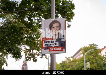 Affiche publicitaire du parti de gauche Die Linke sur un feu de rue. Katja Kipping est la première candidate aux élections du Bundestag. Démocratie Banque D'Images