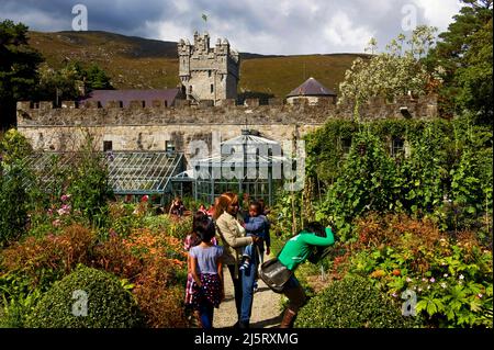 Tourisme dans les jardins du parc national de Glenveagh, comté de Donegal, Irlande Banque D'Images