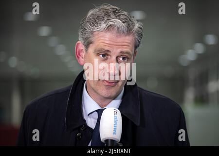 2022-04-25 18:38:49 UTRECHT - le maire Wouter Kolff de Dordrecht arrive pour le Conseil de sécurité, où, entre autres choses, l'accueil des réfugiés ukrainiens est à l'ordre du jour. ANP RAMON VAN FLYMEN pays-bas sortie - belgique sortie Banque D'Images