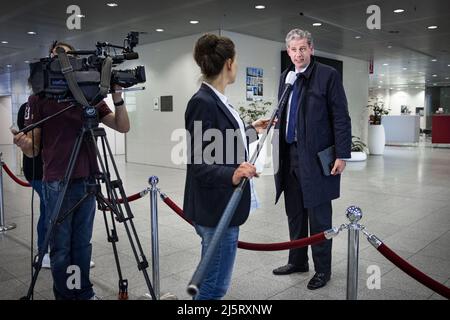 2022-04-25 18:39:27 UTRECHT - le maire Wouter Kolff de Dordrecht arrive pour le Conseil de sécurité, où, entre autres choses, l'accueil des réfugiés ukrainiens est à l'ordre du jour. ANP RAMON VAN FLYMEN pays-bas sortie - belgique sortie Banque D'Images