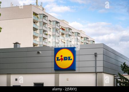 Supermarché Lidl en face d'un immeuble résidentiel dans la ville. Célèbre épicerie avec un grand logo sur la façade. L'escompteur alimentaire en Europe. Banque D'Images