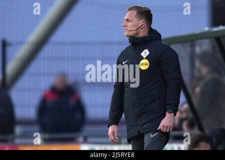 DUIVENDRECHT, PAYS-BAS - AVRIL 25: 4th officiel Tim visser pendant le match néerlandais de Keukenkampioendivisiie entre Ajax U23 et VV Venlo à de Toekomst le 25 avril 2022 à Duivendrecht, pays-Bas (photo de Patrick Goosen/Orange Pictures) Banque D'Images