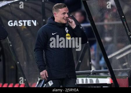 DUIVENDRECHT, PAYS-BAS - AVRIL 25: 4th officiel Tim visser pendant le match néerlandais de Keukenkampioendivisiie entre Ajax U23 et VV Venlo à de Toekomst le 25 avril 2022 à Duivendrecht, pays-Bas (photo de Patrick Goosen/Orange Pictures) Banque D'Images