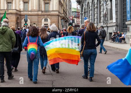 Manifestation pour la paix, pour les droits des peuples, contre la guerre Russie-Ukraine. Drapeaux arc-en-ciel de la paix. Avril 25th, Milan, Italie. Banque D'Images