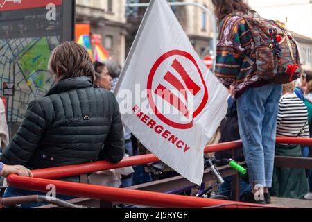 Manifestation pour la paix, pour les droits des peuples, contre la guerre Russie-Ukraine. Drapeaux arc-en-ciel de la paix. Personnes avec drapeau d'urgence. Avril 25th, Milan, Italie Banque D'Images