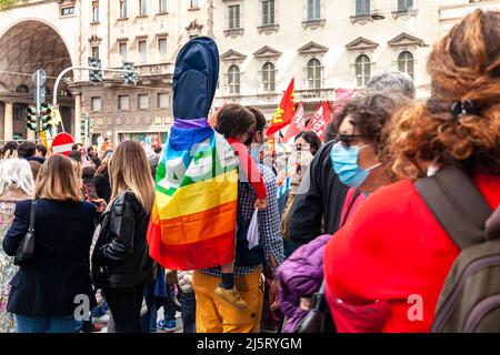 Manifestation pour la paix, pour les droits des peuples, contre la guerre Russie-Ukraine. Drapeaux arc-en-ciel de la paix. Avril 25th, Milan, Italie. Banque D'Images