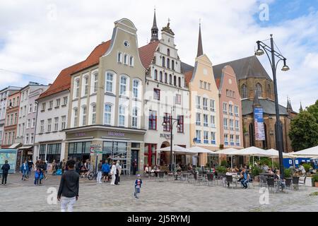 Façades de bâtiments historiques sur le nouveau marché de la ville. Les gens de la ville ont un excellent séjour. Belle architecture pour le tourisme. Banque D'Images