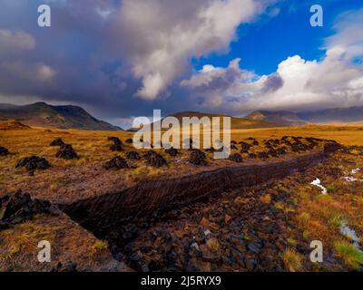 Tourbe, coupage de gazon, en regardant vers Lough Fee, North Connemara, Comté de Galway, Irlande Banque D'Images