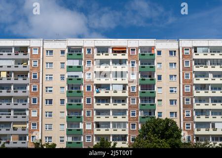 Immense bâtiment résidentiel à Lichtenhagen. Façade d'une ancienne maison préfabriquée avec beaucoup de balcons. Beaucoup d'unités sont visibles. Vue frontale Banque D'Images