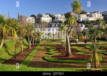 Tôt le matin, soleil d'hiver sur Abbey Park Gardens, Torquay, sans fleurs aux frontières. Banque D'Images