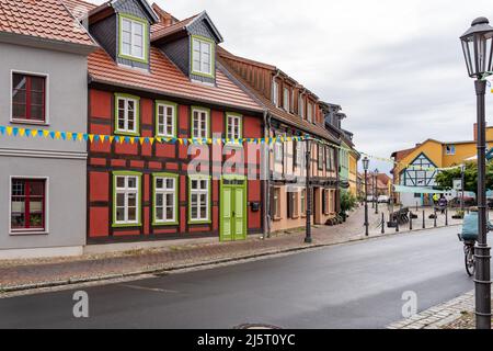 Façades colorées de maisons à colombages dans une petite ville d'Allemagne. Vue sur la rue avec anciens bâtiments d'époque. Visite d'une ville ancienne en Europe. Banque D'Images