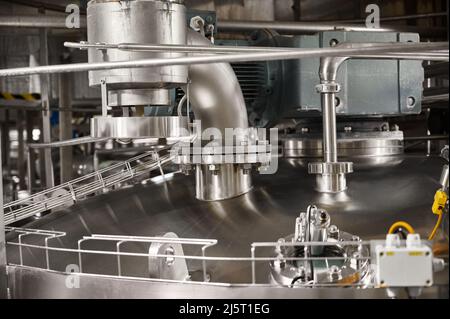 Réservoir dans l'atelier de l'usine de produits laitiers traités thermiquement Banque D'Images