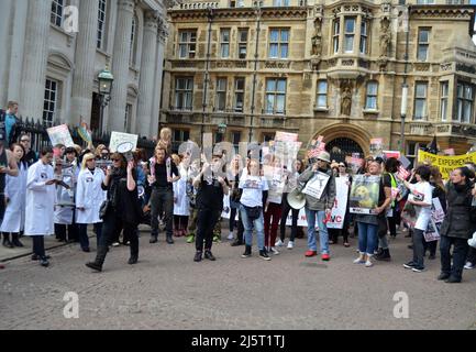 Journée mondiale des animaux dans les laboratoires, Cambridge, Royaume-Uni, 25th 2015 avril - des militants des droits des animaux protestent près de l'université de Cambridge Banque D'Images