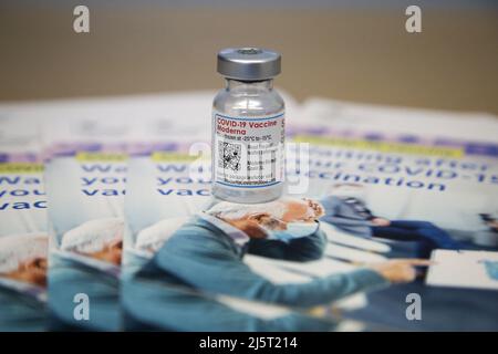 Londres, Royaume-Uni. 22nd avril 2022. Un flacon contenant le vaccin Moderna COVID-19 est vu avec les documents d'information dans une clinique. (Image de crédit : © Dinendra Haria/SOPA Images via ZUMA Press Wire) Banque D'Images