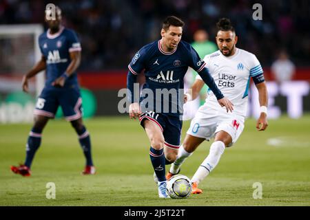 Paris, France - avril 17 : Lionel Messi de Paris Saint Germain (L) joue contre Dimitri Payet de Marseille (R) pendant la Ligue 1 Uber Eats match betw Banque D'Images