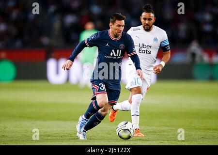 Paris, France - avril 17 : Lionel Messi de Paris Saint Germain (L) est chassé par Dimitri Payet de Marseille (R) pendant la Ligue 1 Uber Eats match betwe Banque D'Images