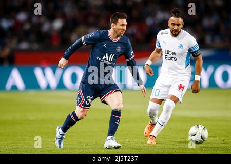 Paris, France - avril 17 : Lionel Messi de Paris Saint Germain (L) joue contre Dimitri Payet de Marseille (R) pendant la Ligue 1 Uber Eats match betw Banque D'Images