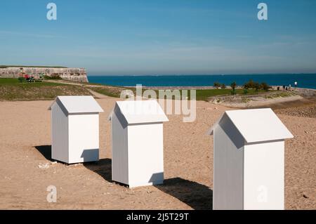 Cabanes et fortifications de plage blanches de Vauban classées au patrimoine mondial de l'UNESCO, Saint-Martin-de-Re, Ile de Re, Charente-Maritime (17), Nouvelle Banque D'Images