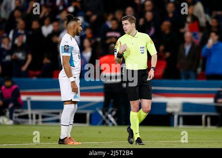 Paris, France - avril 17 : l'arbitre François Letexier (R) s'entretient avec Dimitri Payet de Marseille (L) lors du match Uber Eats de la Ligue 1 entre Paris Saint Banque D'Images