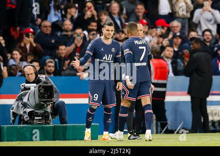 Paris, France - avril 17 : Kylian Mbappe de Paris Saint Germain (R) est remplacé par Mauro Icardi de Paris Saint Germain (L) pendant la Ligue 1 Uber Banque D'Images