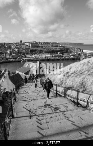 Vue depuis le sommet des 199 marches de Whitby dans le North Yorkshire Banque D'Images