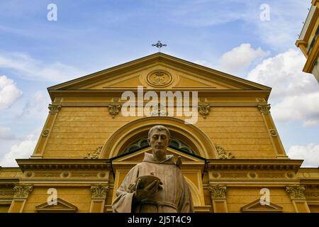 Vue à angle bas de la statue de Saint François d'Assise en face de l'église des Frères Capuchins dans le centre-ville de Sanremo, Imperia, Ligurie Banque D'Images