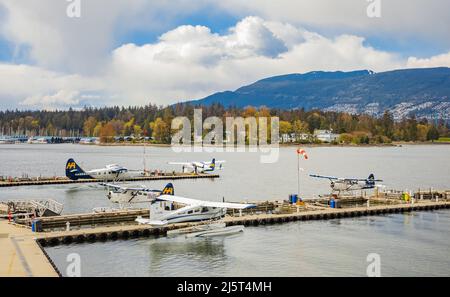 Avions flottants amarrés à l'aéroport du port de Vancouver. Hydravions à l'aéroport de Vancouver Harbour Flight Centre-avril 11,2022-Vancouver BC, Canada. Trave Banque D'Images