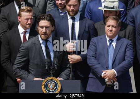 Ryan McDonagh, joueur de la foudre de Tampa Bay, parle en tant que propriétaire de la foudre de Tampa Bay, Jeffrey Vinik, regarde pendant un événement pour honorer les champions de la coupe Stanley 2020 et 2021, la foudre de Tampa Bay sur la pelouse sud à la Maison Blanche le 25 avril 2022 à Washington, DC. (Photo d'Oliver Contreras) Banque D'Images