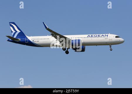 Un Airbus A321 NEO exploité par Aegean Airlines arrive à l'aéroport de Londres Heathrow Banque D'Images