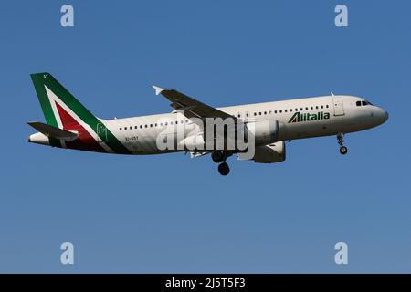 Un Airbus A320 exploité par ITA Airways arrive à l'aéroport de Londres Heathrow Banque D'Images