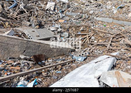 MAKARIV, UKRAINE - 23 avril 2022 : destruction de la maternelle à la suite de l'invasion de l'Ukraine par les forces d'occupation russes. Les Russes lança une bombe aérienne le 26 mars Banque D'Images